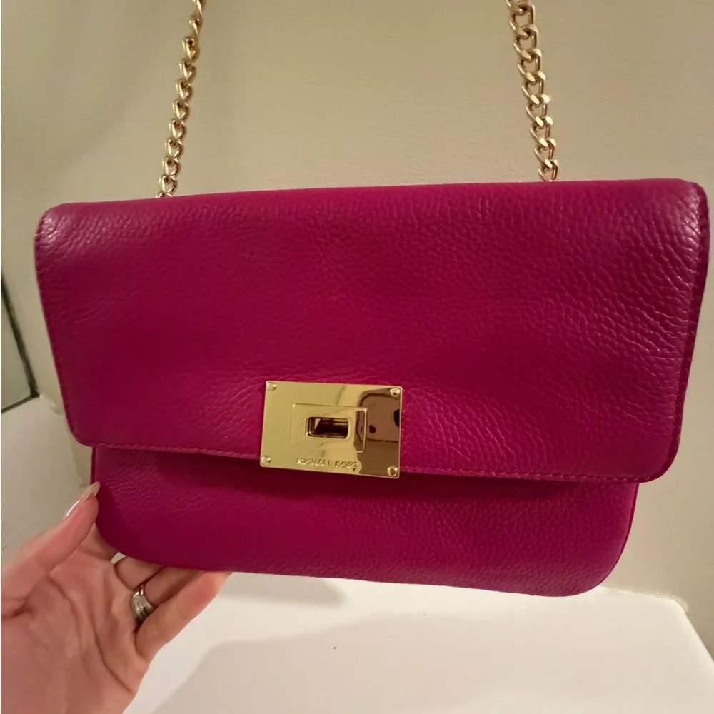 Michael Kors Fuchsia Leather Shoulder Bag with Gold Chain - Picture 4 of 7